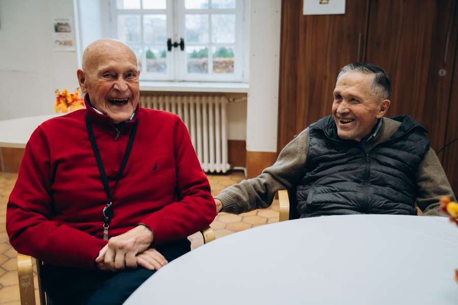 Deux pensionnaires de l'INI partageant un moment de convivialité dans un espace commun