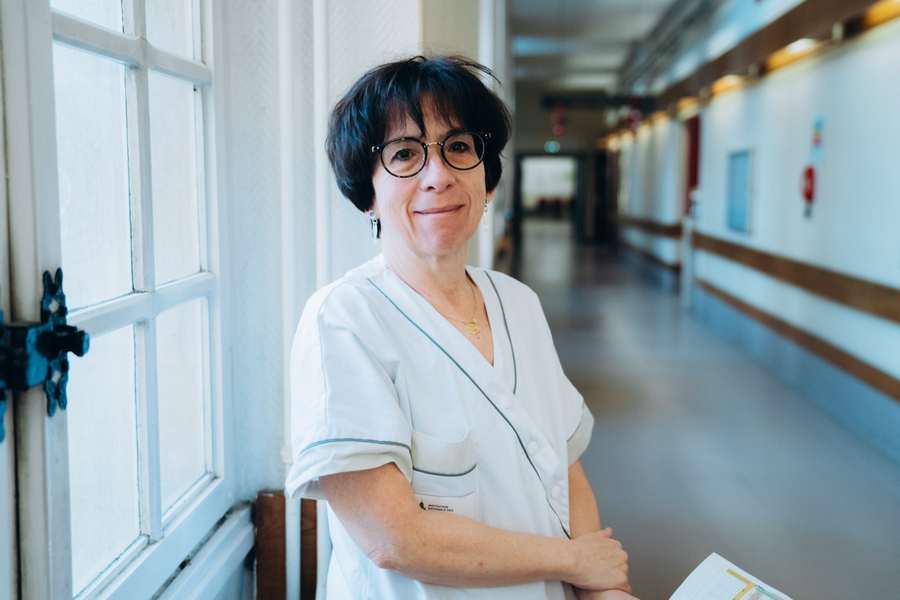 Portrait d'une soignante de l'INI dans un couloir de l'établissement