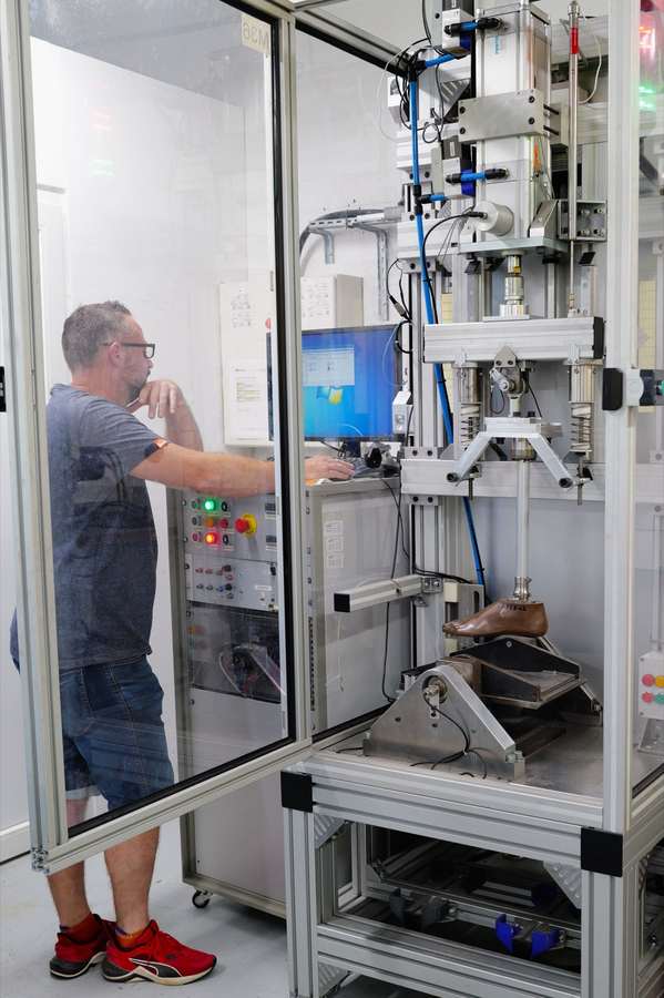 Un technicien du CERAH pilote un banc d'essai mécanique testant la résistance d'une prothèse de pied