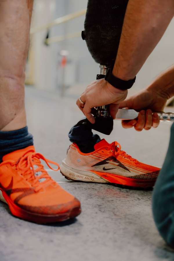 Détail technique d'une prothèse de jambe et de chaussures de course