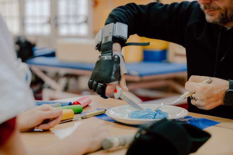 Patient s'exerçant avec une main prothétique myoélectrique