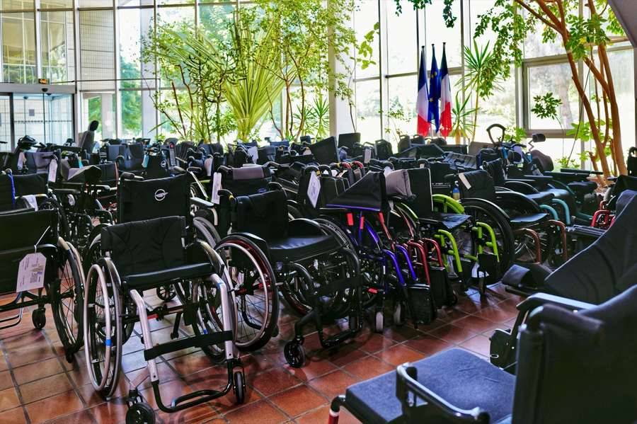 Parc de fauteuils roulants et aides techniques du CERAH, devant les drapeaux français et européen